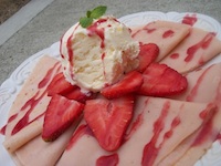 strawberry-crepes-with-ice-cream-and-strawberries